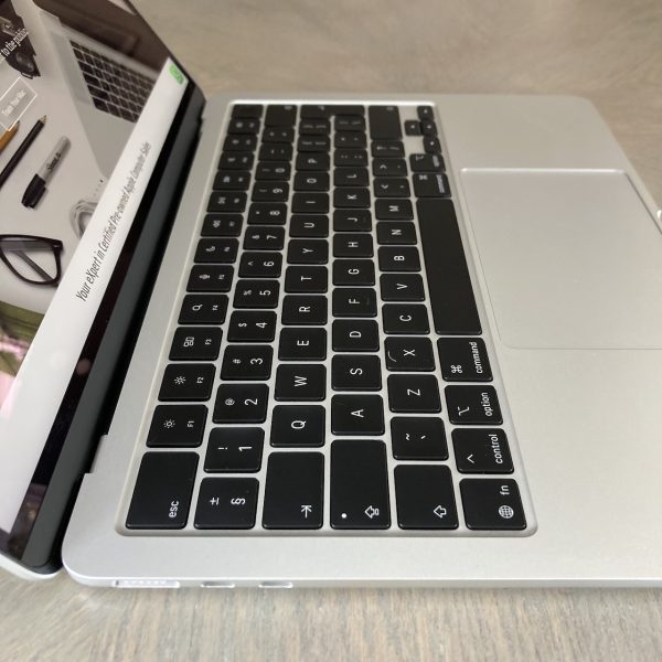 MacBook Air 13-inch M4 10-Core CPU, 8-Core GPU - 16GB Unified RAM - 256GB (2025) - Starlight (Demo Unit, Balance of Apple Warranty) - Image 5