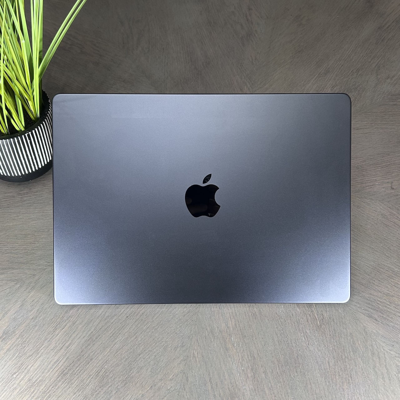 MacBook Pro 14-inch M5 10-Core CPU, 10-Core GPU-16GB RAM-512GB SSD (2025)- Space Black - Grade A+ Certified Pre-owned (Balance of Apple Warranty!) - Image 9
