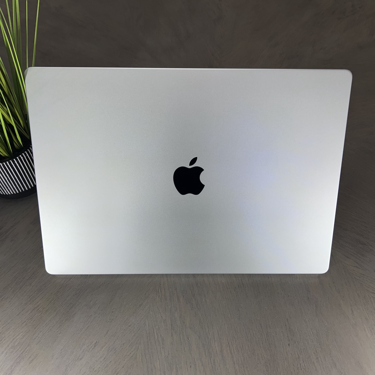 MacBook Pro 16-inch M1 Pro 10-Core CPU, 16-Core GPU - 16GB RAM - 1TB SSD (2021) - Silver - Grade A+ Certified Pre-owned (Low Cycle Count!) - Image 9