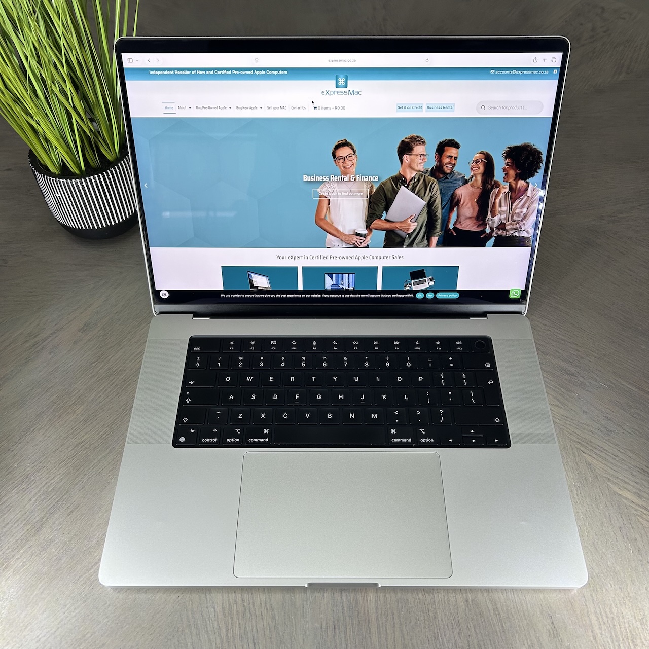 MacBook Pro 16-inch M1 Pro 10-Core CPU, 16-Core GPU - 16GB RAM - 512GB SSD (2021) - Silver - Grade A+ Certified Pre-owned (Near Mint - Low Cycle Count!) - Image 3