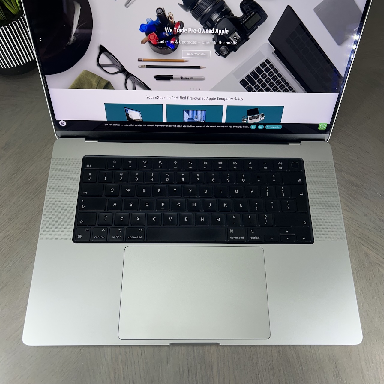 MacBook Pro 16-inch M1 Pro 10-Core CPU, 16-Core GPU - 16GB RAM - 512GB SSD (2021) - Silver - Grade A+ Certified Pre-owned (Near Mint - Low Cycle Count!) - Image 4