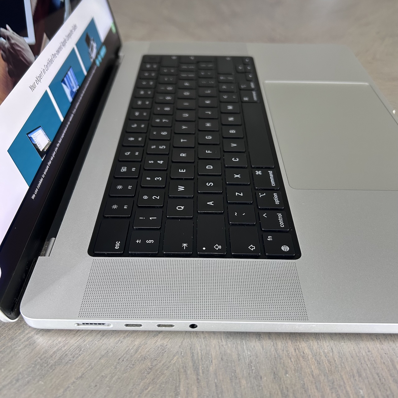 MacBook Pro 16-inch M1 Pro 10-Core CPU, 16-Core GPU - 16GB RAM - 512GB SSD (2021) - Silver - Grade A+ Certified Pre-owned (Near Mint - Low Cycle Count!) - Image 5