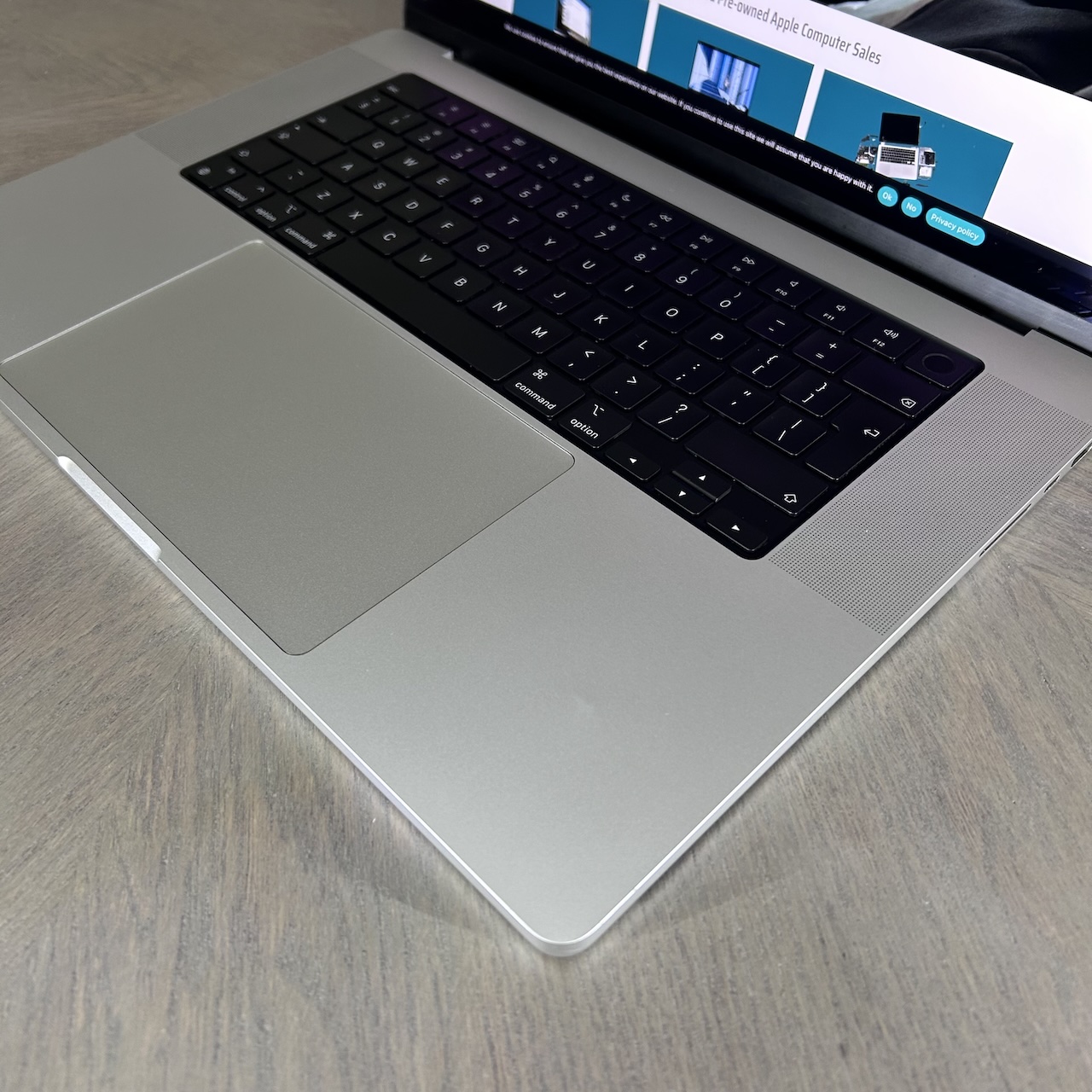 MacBook Pro 16-inch M1 Pro 10-Core CPU, 16-Core GPU - 16GB RAM - 512GB SSD (2021) - Silver - Grade A+ Certified Pre-owned (Near Mint - Low Cycle Count!) - Image 7