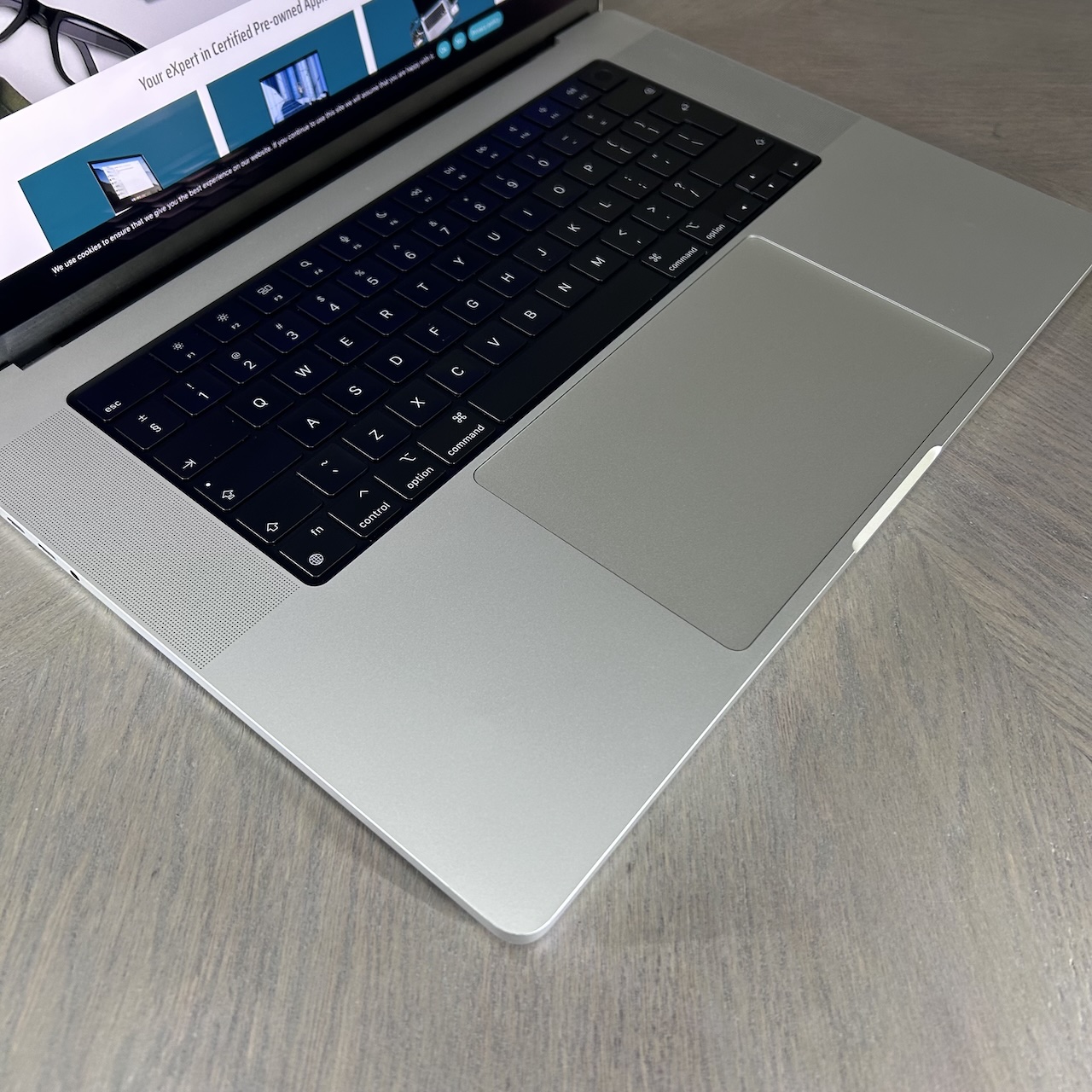 MacBook Pro 16-inch M1 Pro 10-Core CPU, 16-Core GPU - 16GB RAM - 512GB SSD (2021) - Silver - Grade A+ Certified Pre-owned (Near Mint - Low Cycle Count!) - Image 8