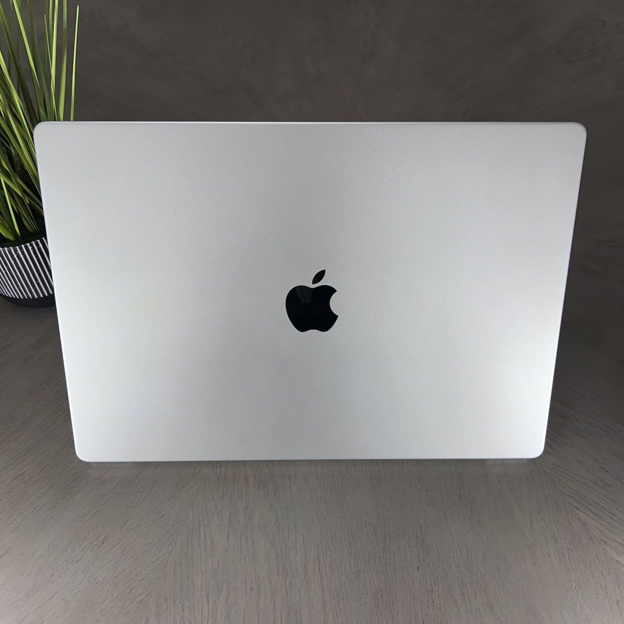 MacBook Pro 16-inch M1 Pro 10-Core CPU, 16-Core GPU - 16GB RAM - 512GB SSD (2021) - Silver - Grade A+ Certified Pre-owned (Near Mint - Low Cycle Count!) - Image 9